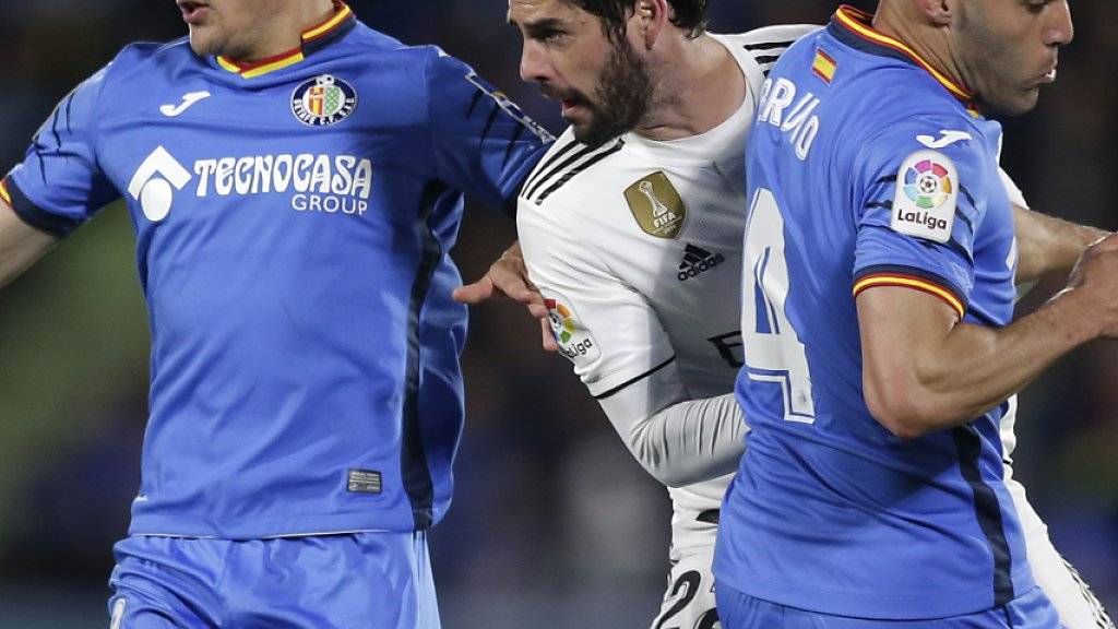 Real Madrids Isco (Mitte) biss sich an Getafes Spielern die Zähne aus