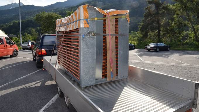 Festbänke krachen in Auto