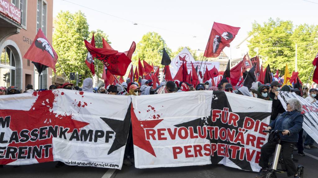 Tausende haben sich zum offiziellen 1.-Mai-Umzug in Zürich versammelt.