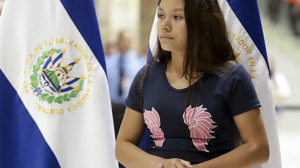 Die 21-jährige Tania Ávalos  am Flughafen von San Salvador.