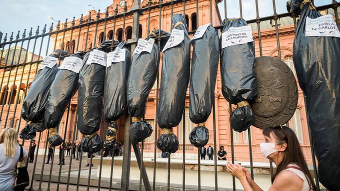 Protest mit Leichensäcken gegen «VIP-Impfungen» in Argentinien