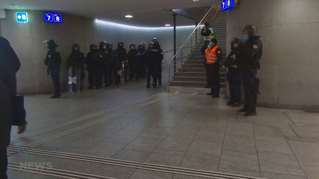 Grossaufmarsch der Polizei in Bern: FC Basel Fans werden umgehend wieder nach Hause geschickt