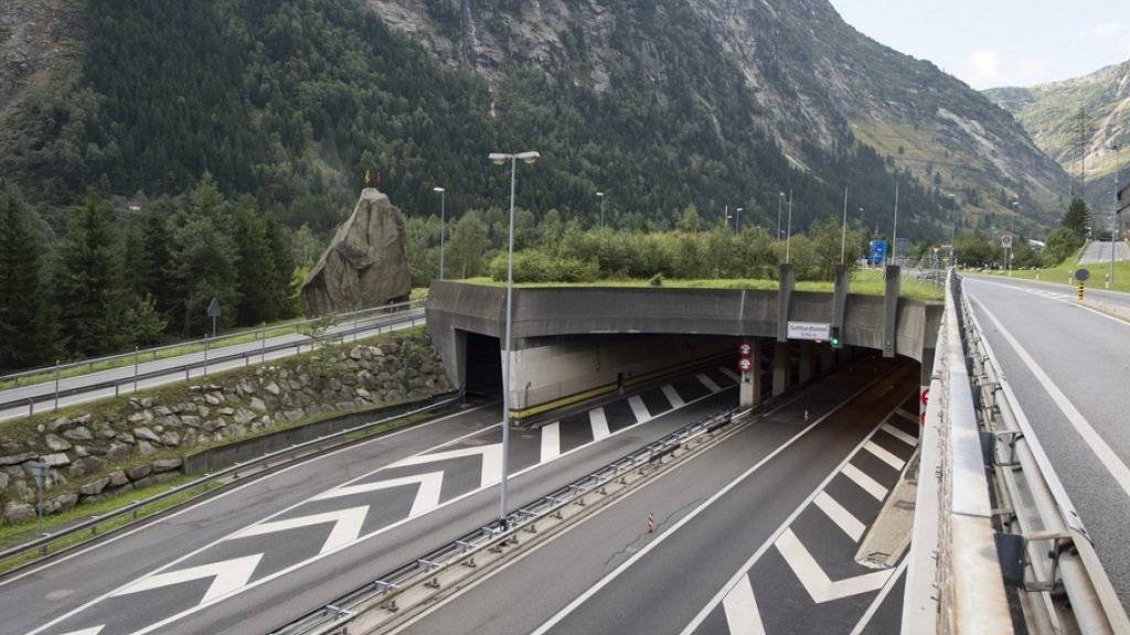 Die Stimmbevölkerung wird am 28. Februar 2016 zum dritten Mal über den Bau einer zweiten Gotthardröhre abstimmen. (Archivbild)