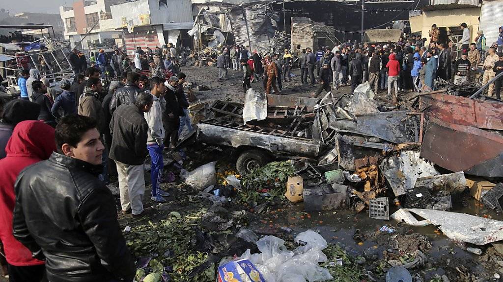 Zerstörte Marktstände nach dem Anschlag auf einen Markt in Bagdad.