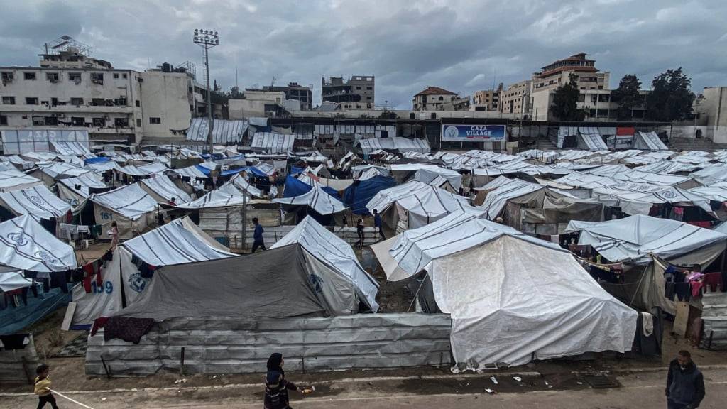ARCHIV - Palästinenser, die im Norden des Gazastreifens ihre Häuser verlassen mussten und in behelfsmäßigen Zelten im Yarmouk-Stadion leben, kämpfen mit dem Regen und dem kalten Wetter in der Region. Foto: Hadi Daoud  Apaimages/APA Images via ZUMA Press Wire/dpa