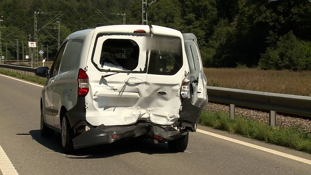 Auffahrunfall fordert verletzte Person – Totalschaden bei Autos