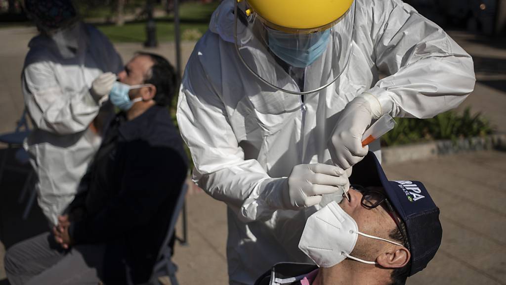 Testen und Impfen: Chile drückt im Kampf gegen die Pandemie aufs Tempo. Foto: Esteban Felix/AP/dpa