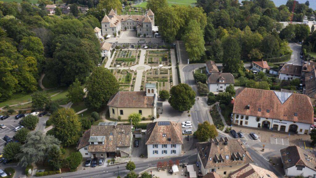 Zugunsten des Erhalts des wertvollen Ortsbildes hat Prangins VD Sichtachsen wie diejenige zwischen Schloss und See freigehalten. (Archivbild)