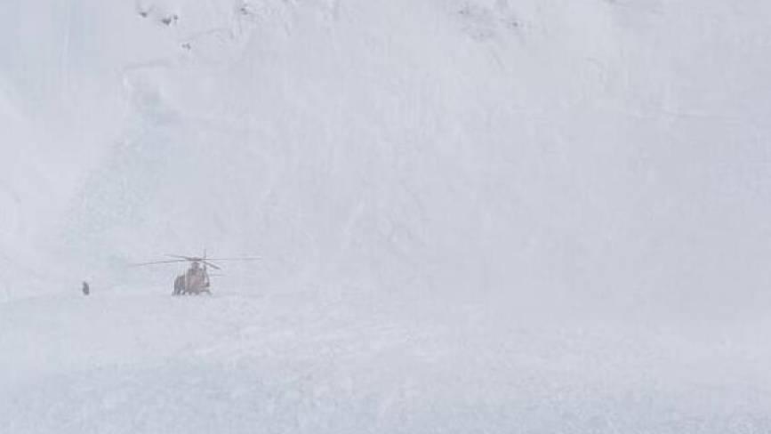 Am Nordhang im Gebiet Gemsstock ob Andermatt verschüttete eine Lawine zwei Skifahrer.
