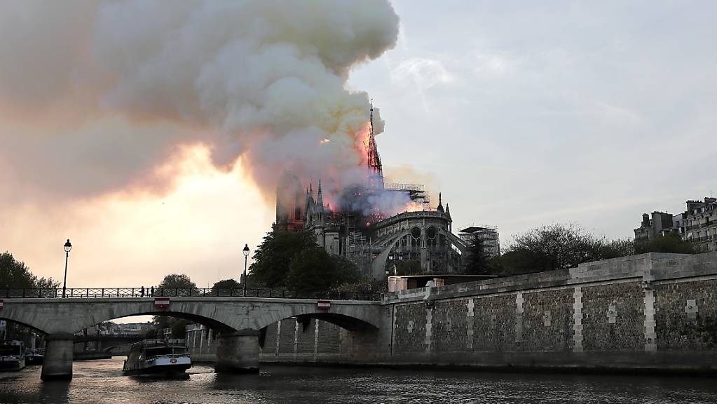 Ein Brand im vergangen April zerstörte das Dach und den Spitzturm der weltberühmten gotischen Kathedrale Notre-Dame in Paris. (Archivbild)