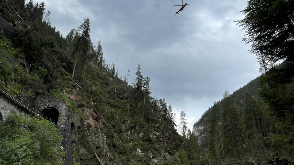 Ein Rega-Helikopter barg den verletzten 70-jährigen Familienvater mit der Winde aus der Zügenschlucht oberhalb von Davos Wiesen.
