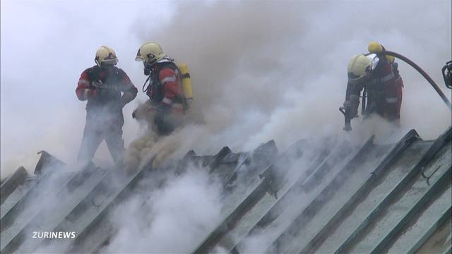 UBS Bankgebäude steht in Flammen