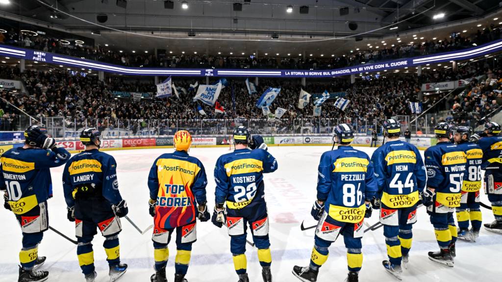 Die Spieler von Ambri lassen sich von ihren Fans feiern