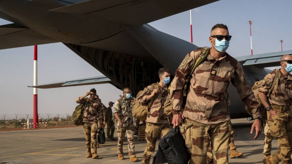 ARCHIV - Französische Soldaten in Niamey. Frankreichs Präsident Emmanuel Macron hat das Ende der militärischen Zusammenarbeit mit dem Niger verkündet. Foto: Jerome Delay/AP