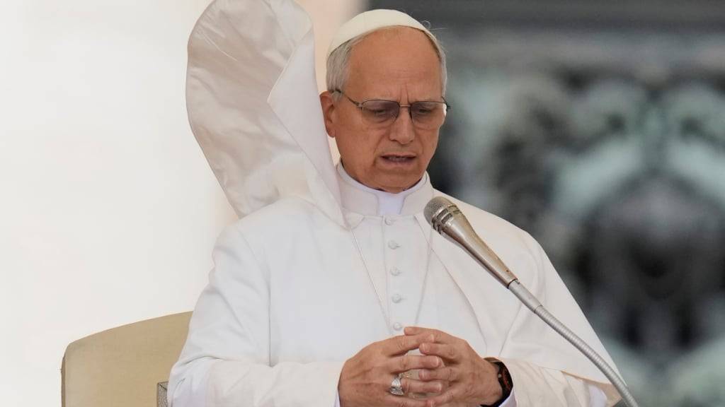 Papst Leo XIV. hält seine erste wöchentliche Generalaudienz auf dem Petersplatz im Vatikan. Foto: Gregorio Borgia/AP/dpa