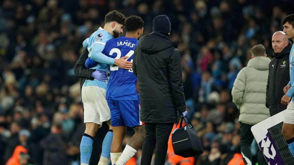 Manchester Citys Josko Gvardiol (links) kann den Platz nicht allein verlassen