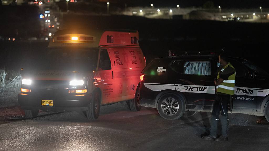 Rettungsdienste und Polizei blockieren die Straße zu einem Ort eines Drohnenangriffs der Hisbollah. Bei einem Drohnenangriff auf die israelische Stadt Binjamina sind nach Angaben von Rettungsdiensten mehrere Dutzend Menschen verletzt worden. Foto: Ilia Yefimovich/dpa