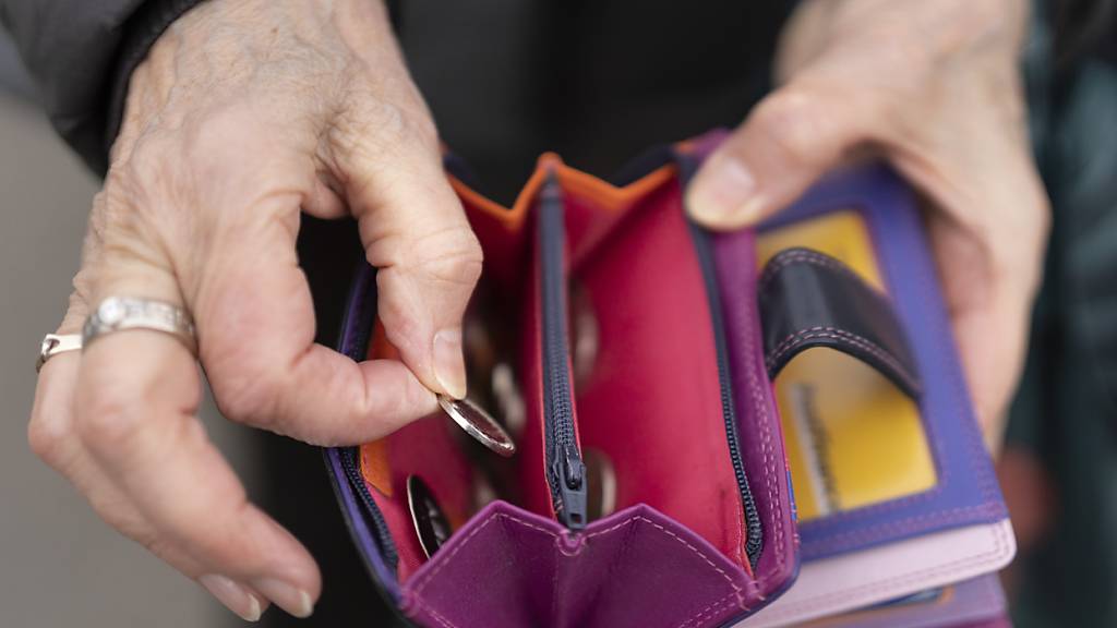 Der Bundesrat will die 13. AHV-Rente vor allem mit Lohnbeiträgen und allenfalls auch über die Mehrwertsteuer finanzieren. Er hat dazu eine Vernehmlassung eröffnet. (Themenbild)