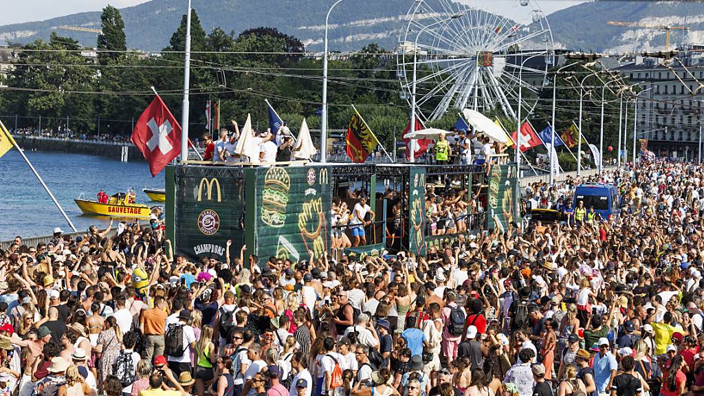 Wohltuende Rückkehr der Lake Parade in Genf nach der Covid-19-Pandemie: Feiernde am See.