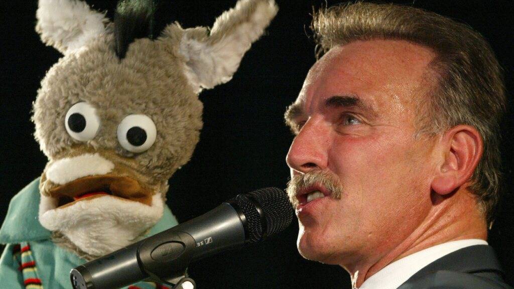 Der Schweizer Bauchredner Kliby mit seiner Begleiterin Caroline. (Archivbild)