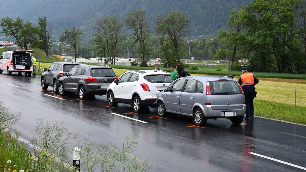 Weil ein vierter Autofahrer nicht bemerkte, dass die drei Autos vor ihm bremsten, schob er alle Fahrzeuge ineinander.