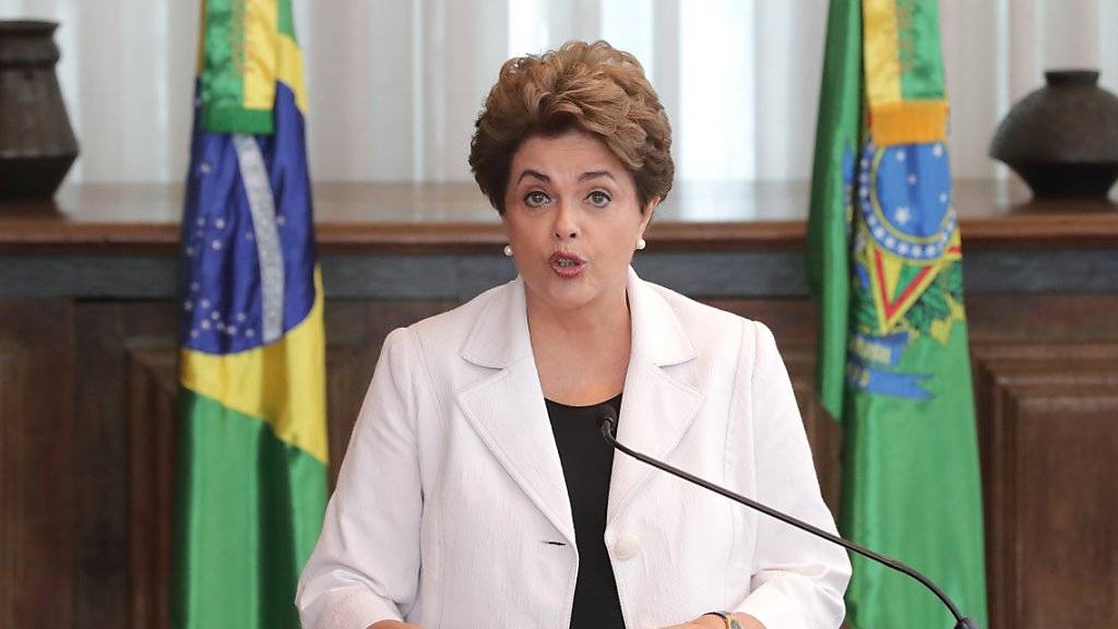Dilma Rousseff trat vor dem offiziellen Beginn eines Amtsenthebungsverfahrens gegen sie vor die Medien und las einen Brief vor, in dem sie sich ans Volk wendet und ihre Unschuld beteuert.