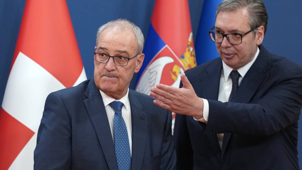Bundespräsident Guy Parmelin (links) am Dienstag in Belgrad beim Empfang durch seinen serbischen Amtskollegen Aleksandar Vucic.