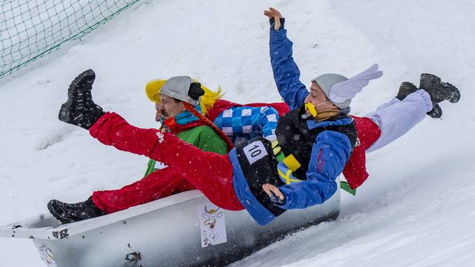 Verkleidete stürzen sich auf dem Stoos den Berg runter 