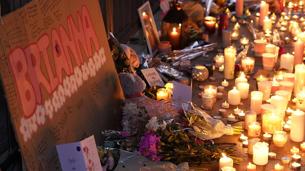 ARCHIV - Blumen und Kerzen liegen während einer Mahnwache am Old Market Place zum Gedenken an die transsexuelle Jugendliche Brianna Ghey. Zwei Jugendliche wurden für den Mord an Ghey schuldig gesprochen und zu lebenslanger Haft verurteilt. Foto: Danny Lawson/PA Wire/dpa