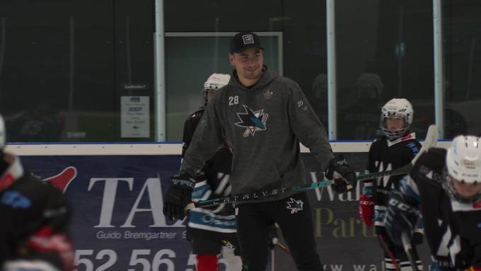 Kinder trainieren mit NHL-Star Timo Meier