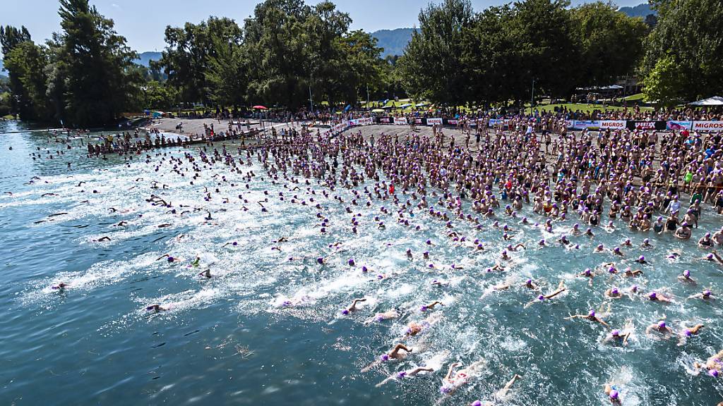 8224 Schwimmerinnen und Schwimmer durchqueren den See in Zürich