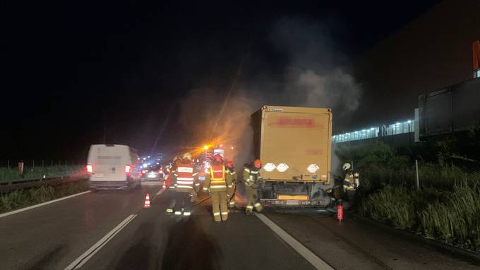 Lastwagenanhänger brennt auf A1 bei Neuendorf vollständig aus