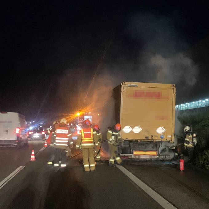 Lastwagenanhänger brennt auf A1 bei Neuendorf vollständig aus