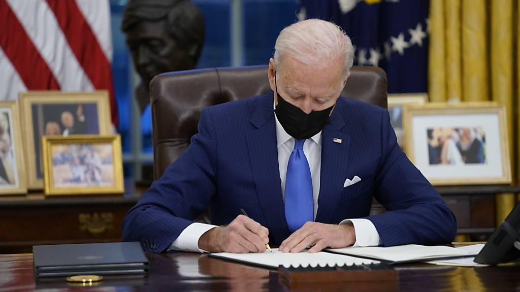 dpatopbilder - Joe Biden, Präsident der USA, unterzeichnet eine Executive Order zur Einwanderung im Oval Office des Weißen Hauses. Foto: Evan Vucci/AP/dpa