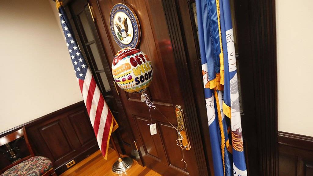 Genesungswünsche: Ein Ballon und eine Karte sind am Eingang zu Scalises Büro festgemacht. Der republikanische Abgeordnete schwebt nach der Schiesserei weiter in Lebensgefahr.