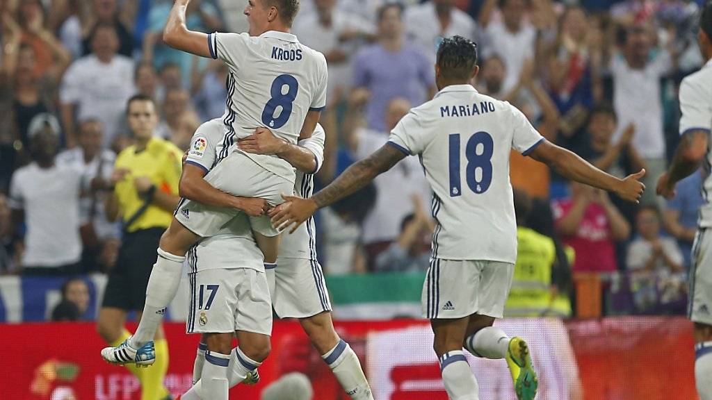 Wird von seinen Teamkollegen nach dem 2:1 gegen Celta Vigo gefeiert: Real Madrids Toni Kroos