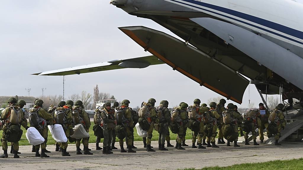 Westliche Geheimdienste vermuten klare Ziele hinter Russlands Truppenaufmarsch in Richtung Ukraine.