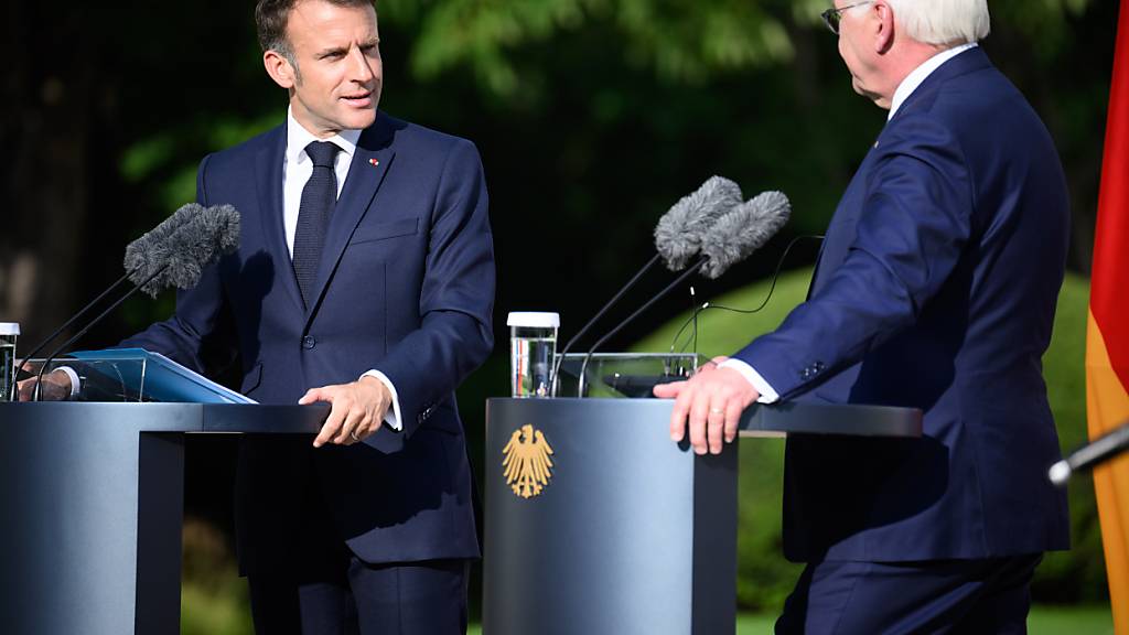 Bundespräsident Frank-Walter Steinmeier (r) und Frankreichs Präsident Emmanuel Macron (l) äußern sich bei einer Pressekonferenz im Park von Schloss Bellevue. Foto: Bernd von Jutrczenka/dpa