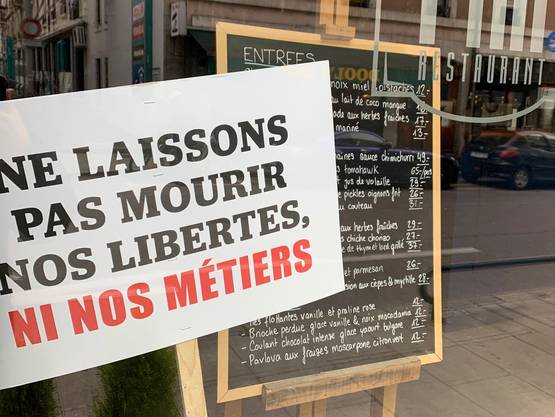 In der Romandie ist der Ärger der Wirte über die erneute Schliessung ihrer Betriebe gross. In Restaurant-Schaufenstern wie vom «Chez Piaf» im Genfer Pâquis-Quartier stehen Protestschilder, auf denen es heisst: «Wir dürfen unsere Freiheiten und unseren Beruf nicht sterben lassen.»