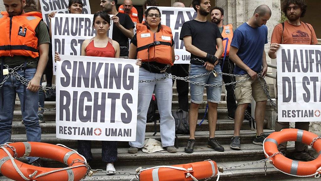 In Italien haben sich Demonstranten am Verkehrsministerium festgekettet. Sie protestieren damit gegen das Hafenverbot für Rettungsschiffe.
