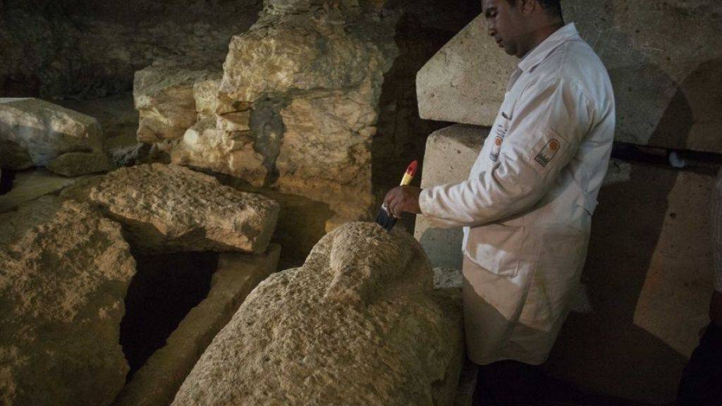 Ein ägyptischer Archäologe arbeitet an einem der in einer neu entdeckten Grabstätte in Al-Minya gefundenen Sarkophagen. Einen davon will der Discovery Channel am Sonntag vor laufenden Kameras öffnen lassen. (Archivbild)