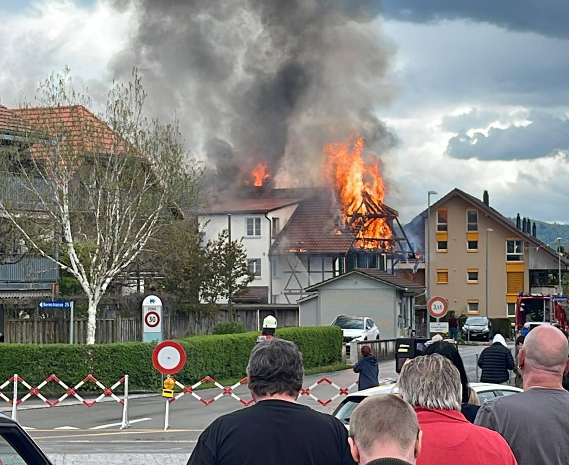 Bewohnerinnen und Bewohner von Jegenstorf verfolgen den Brand.