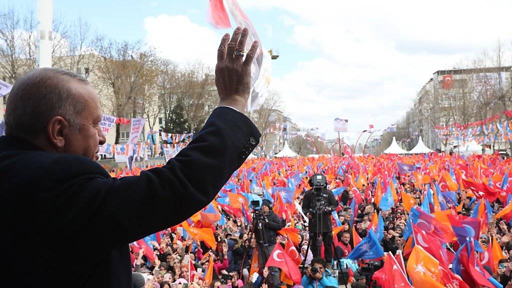 Die Kommunalwahl in der Türkei am heutigen Sonntag dürfte vor allem für Präsident Recep Tayyip Erdogan spannend werden - weil mancherorts Niederlagen seiner Partei AKP erwartet werden.
