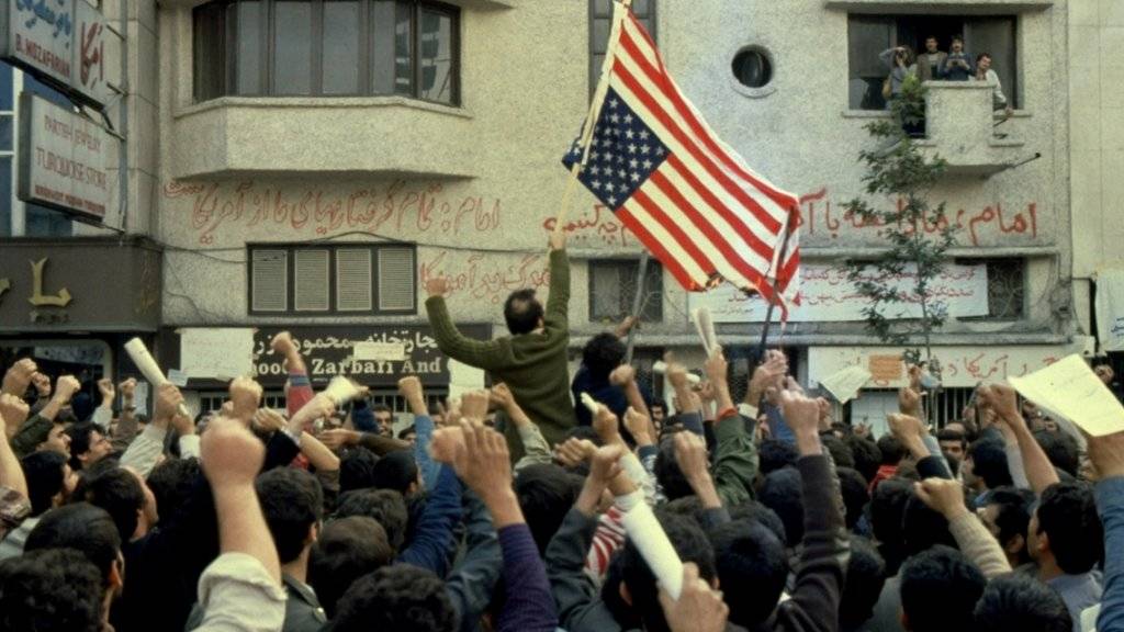 Anti-amerikanische Demonstration vor der US-Botschaft in Teheran am 5. November 1979, nachdem radikale iranische Studenten US-Diplomaten und -Bürger als Geiseln nahmen. 36 Jahre nach der Geiselnahme werden die Opfer von den USA entschädigt.
