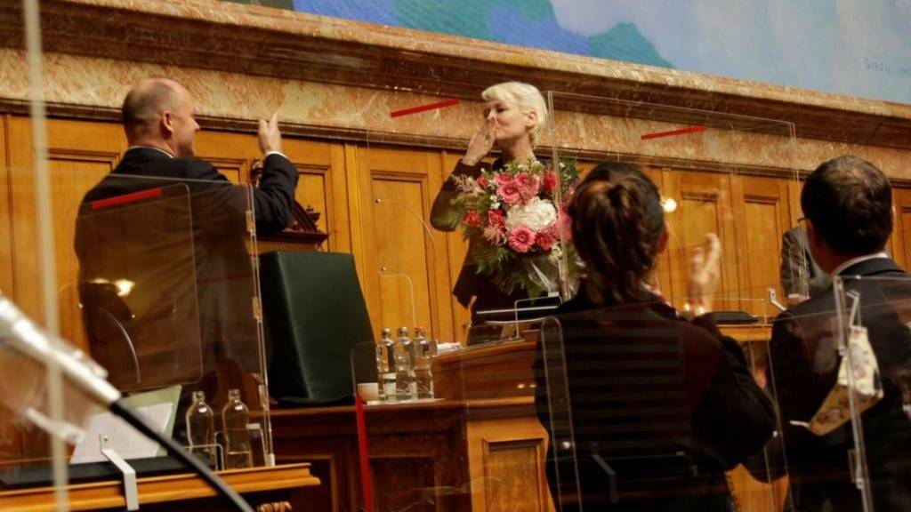 Nationalratspräsidentin Isabelle Moret (FDP/VD) erhielt von ihrem Rat Standing Ovations und Blumen für die Leistung im Präsidialjahr.