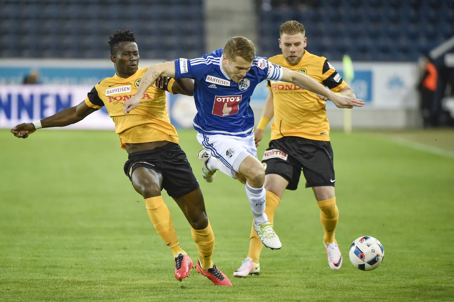 FCL-Spieler Claudio Lustenberger (Mitte) gegen die YB-Spieler Sekou Sanogo (links) und Yoric Ravet.