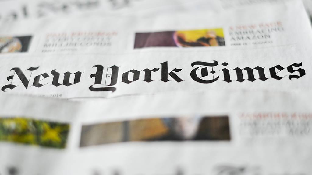 ARCHIV - ILLUSTRATION - Verschiedene Ausgaben der Zeitung «New York Times» liegen auf einem Tisch. (zu dpa: ««New York Times» verlegt Teil ihres Hongkong-Büros nach Seoul») Foto: Ole Spata/dpa