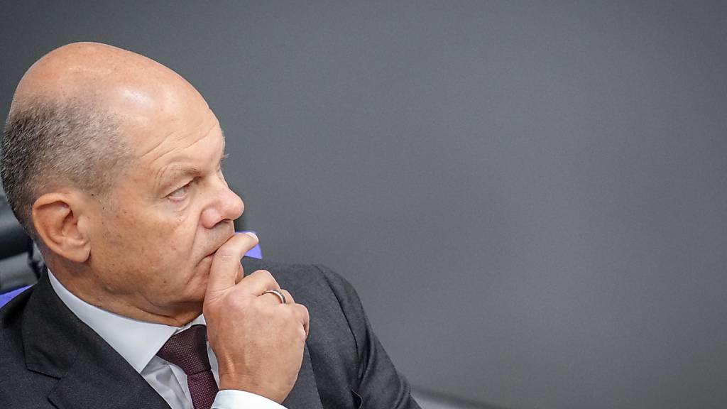 ARCHIV - Bundeskanzler Olaf Scholz (SPD) nimmt an der Feierstunde zum 75. Jahrestag der konstituierenden Sitzung des Bundestages teil. Foto: Kay Nietfeld/dpa