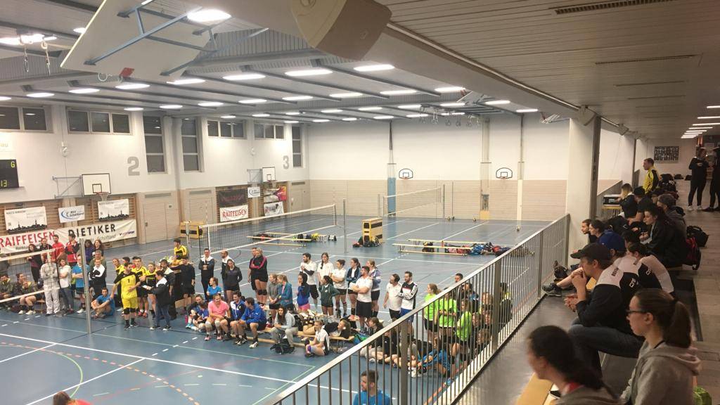 Plötzlich flog das Fenster auf die Tribüne
