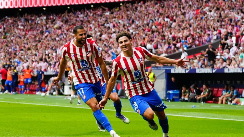 Julian Alvarez (rechts) ist mit zwei Toren beim 5:2 gegen Real der Matchwinner für Atlético Madrid
